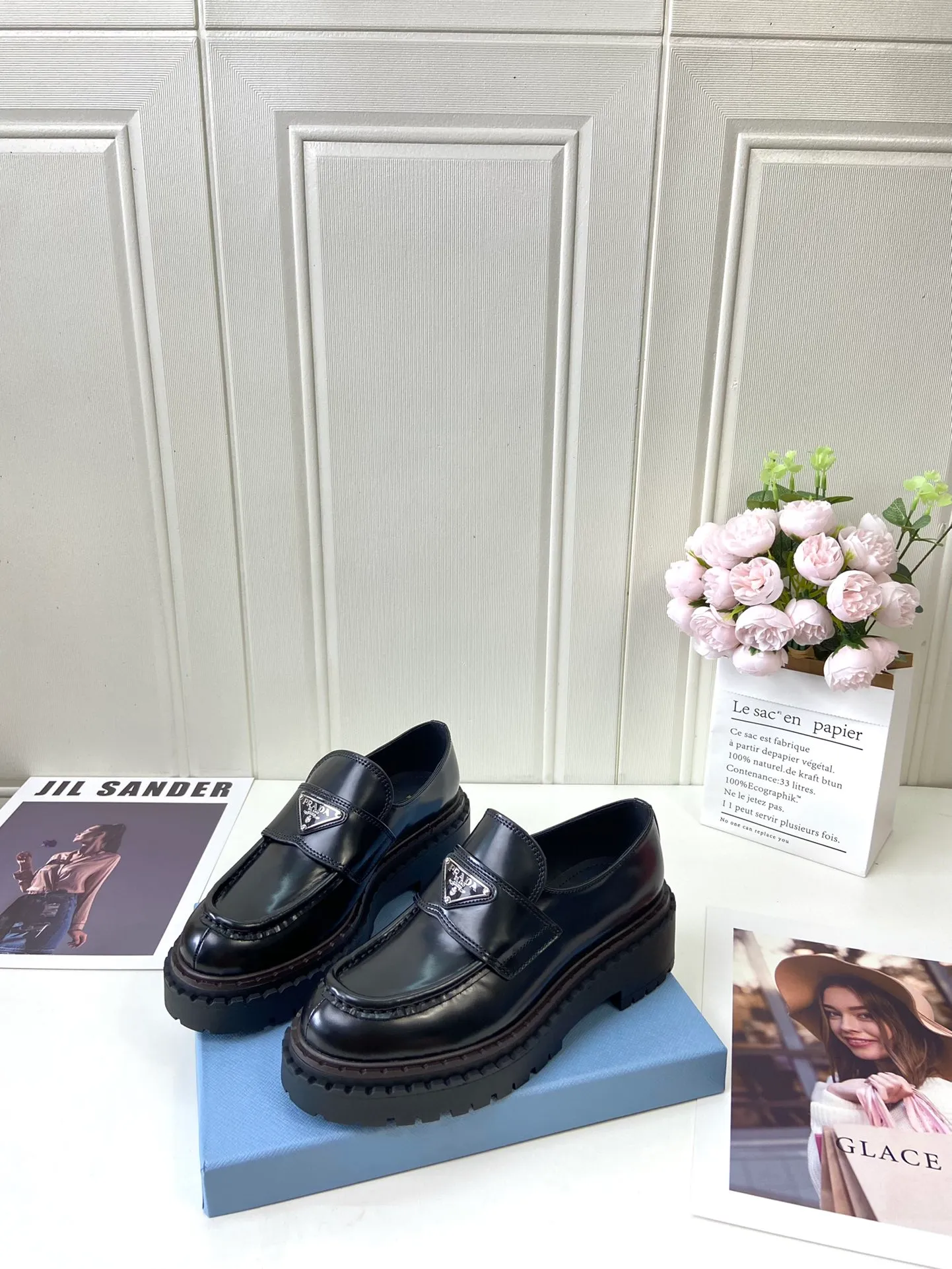 👟👟Ex-factory price 520👟👟 🔥🔥✨Prada* 2024WA new autumn and winter thick-soled loafers👟 These leather loafers use thick soles, craftsmanship details and contemporary elements add vitality, interpreting classics in a new fashion language. Enamel-coated triangular metal logo with a height of 55 mm makes its debut 🌟 Recommended by major bloggers on Xiaohongshu, developed 1-1 to highlight classic charm. Cowhide lining TPU outsole ➕ genuine leather edge bar Code number: 35 to 41 (40-41 customized, non-refundable)